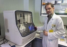 Santiago González junto al secuenciador masivo que analiza paneles de genes en el Hospital San Pedro de Alcántara.