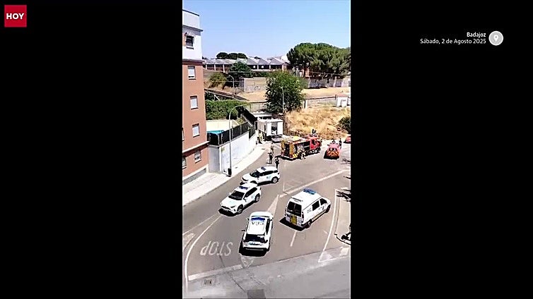 Un camión atascado bajo la vía férrea