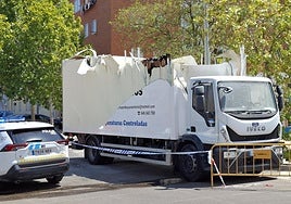 Así ha quedado el camión tras el aparatoso accidente en Badajoz