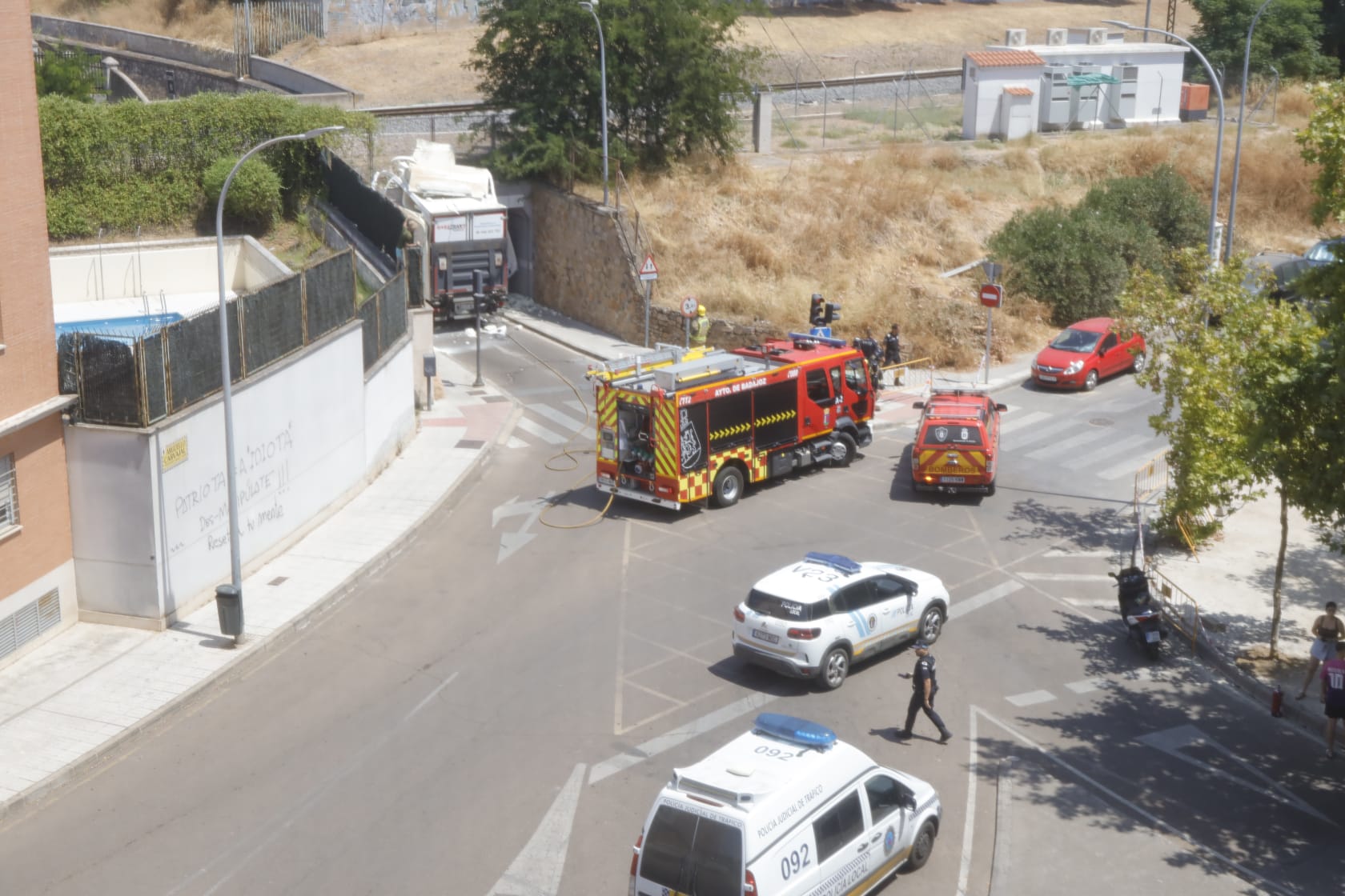 Así ha quedado el camión tras el aparatoso accidente en Badajoz