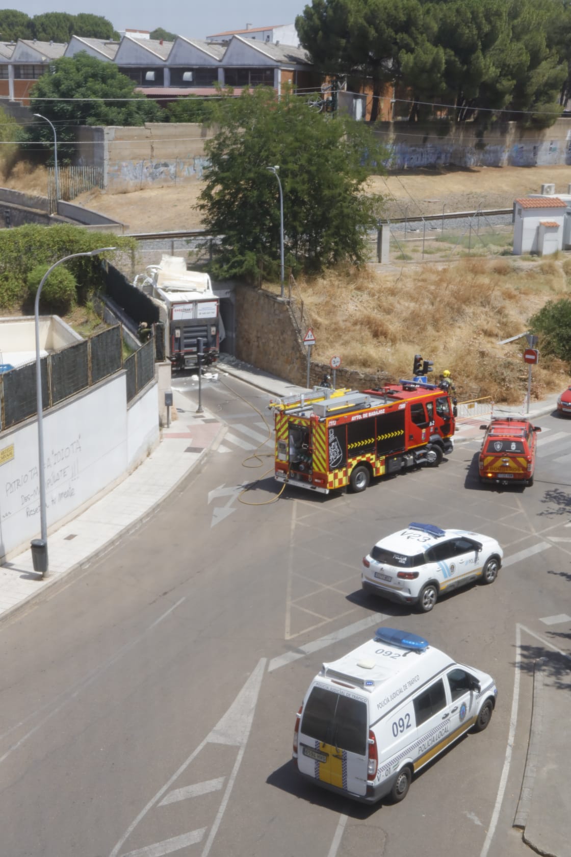 Así ha quedado el camión tras el aparatoso accidente en Badajoz
