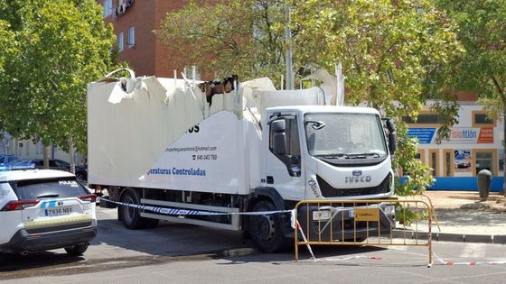 El camión destrozado aparcado junto a la plaza Nazaret.