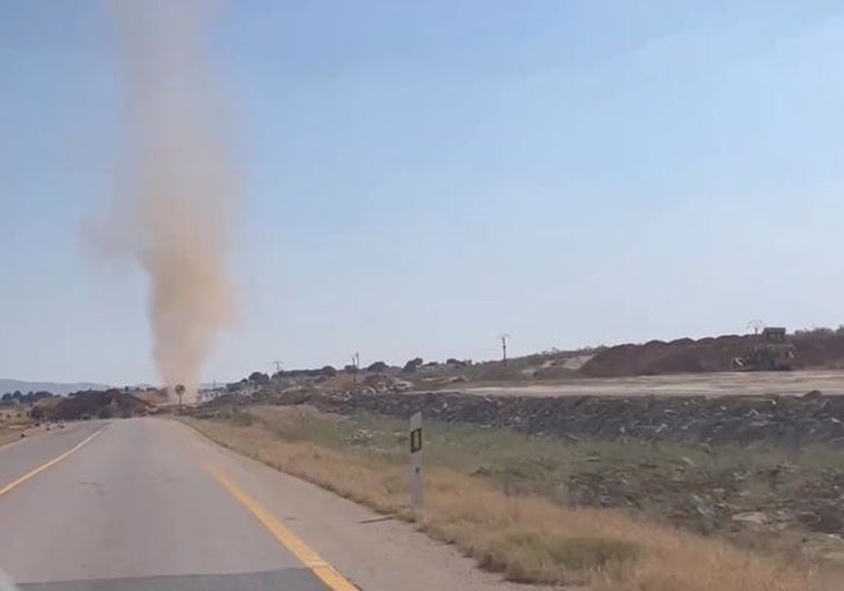 El fuerte calor provoca varios remolinos en Extremadura