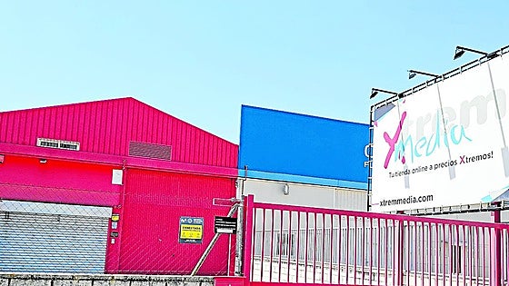 Cien clientes reclaman la devolución del dinero pagado tras cerrar una tienda de informática en Badajoz