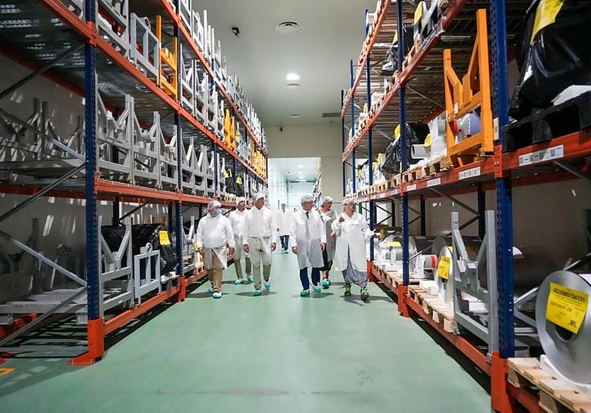 Políticos y empresarios en su recorrido por la planta de Enteco.