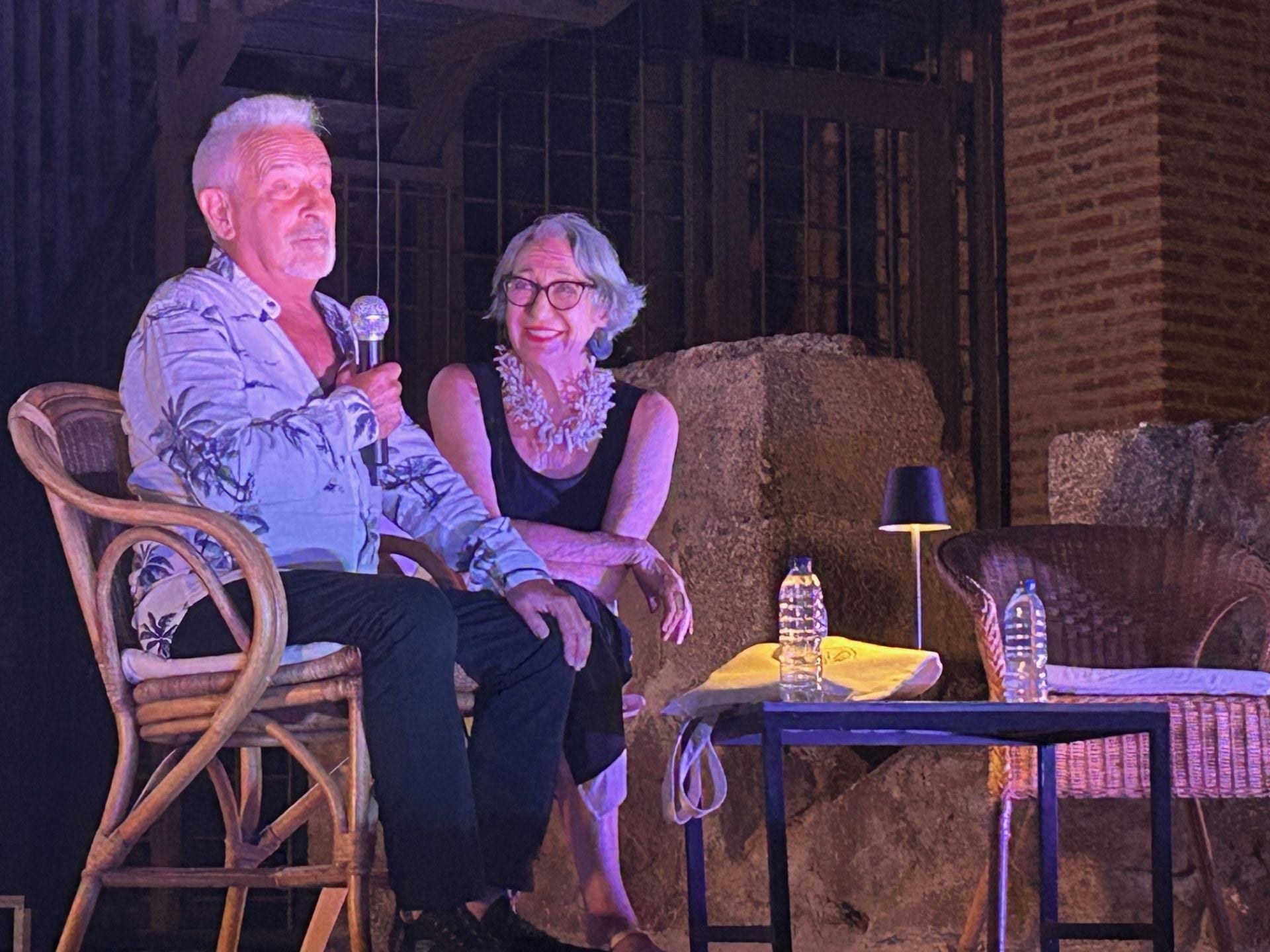 Víctor Ullate junto a la actriz Luisa Gavasa, encargada de entregarle una faltriquera verata al bailarín.