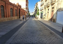 Calle Félix Valverde Lillo en su tramo final hacia la plaza de España. Pronto contará con toldos.