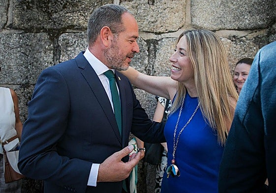 Francisco José Ramírez es felicitado por la presidenta, María Guardiola.