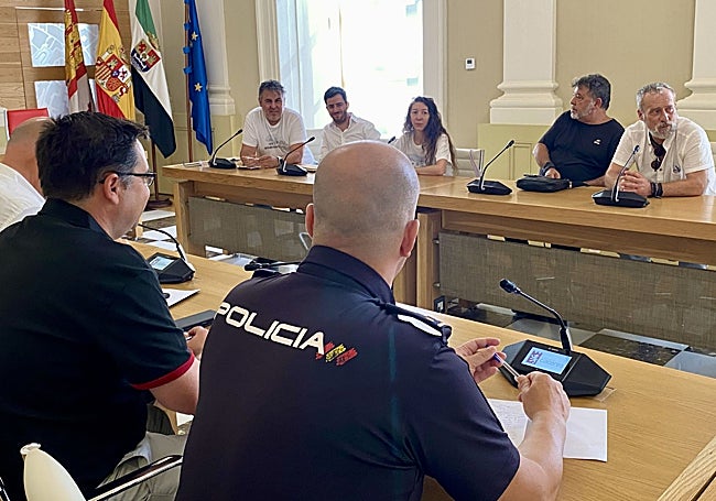 Imagen de la reunión celebrada este martes en el salón de plenos del Ayuntamiento de Cáceres.