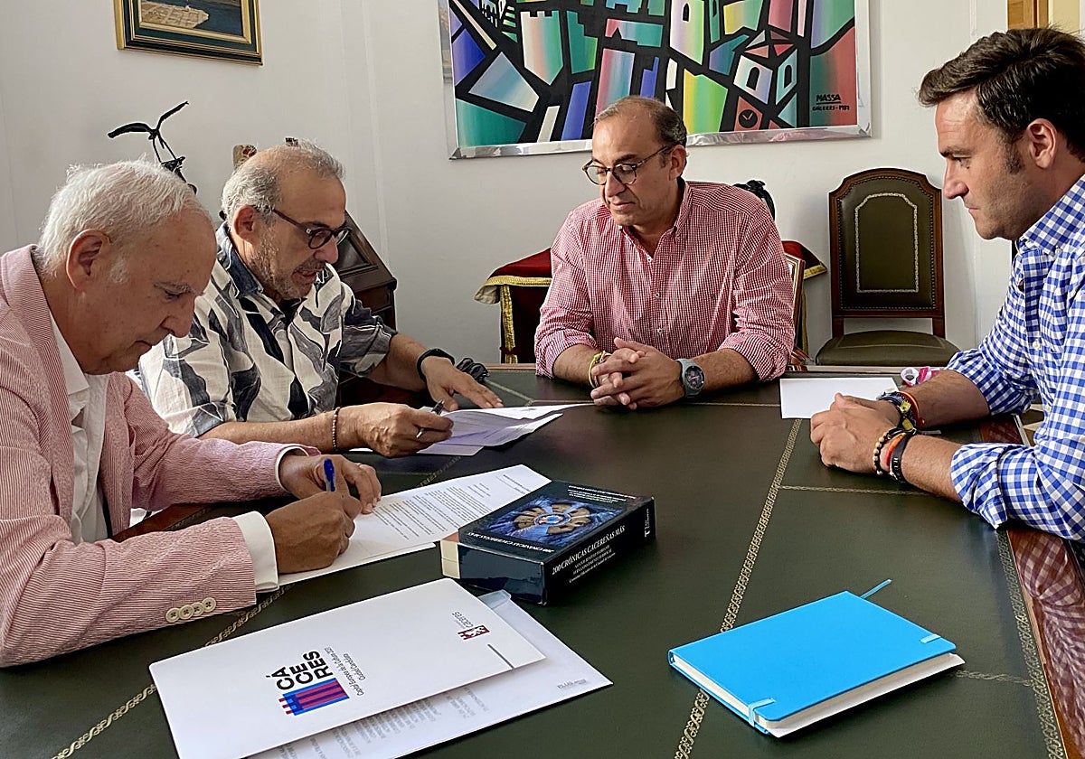 Los dos cronistas oficiales rubrican su adhesión a la candidatura cacereña durante una reunión con el alcalde y el concejal de Cultura.
