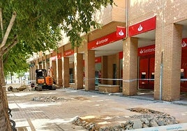 Los operarios trabajando en la zona de la fuga.