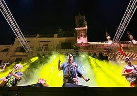 Pablo Carbonell, junto a Many Moure y Fernando Polaino, en la Plaza Mayor.