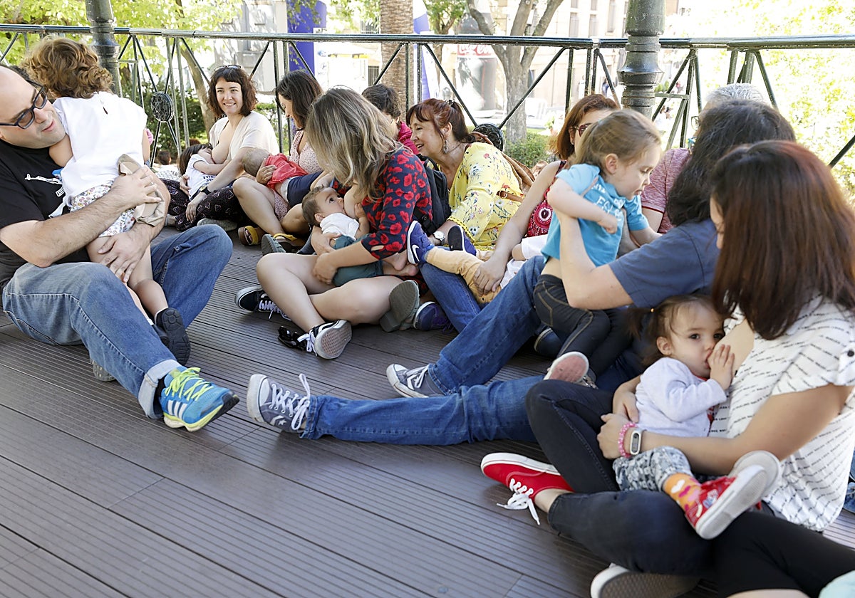 Imagen de archivo de un acto público en Cáceres en favor de la lactancia materna.