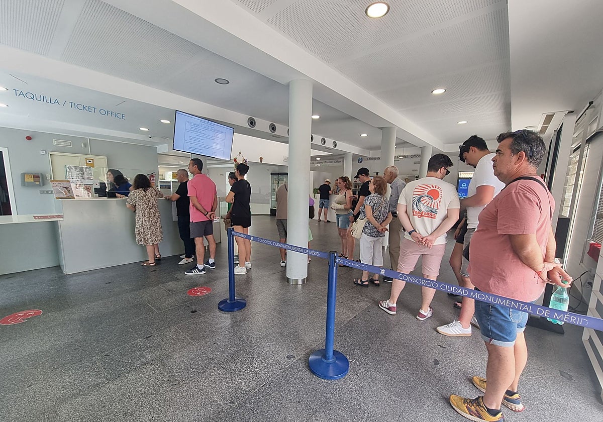 El turismo sigue siendo el gran motor de empleo local. En la imagen, personas haciendo cola para sacar las entradas en la taquilla del Teatro y Anfiteatro Romanos.