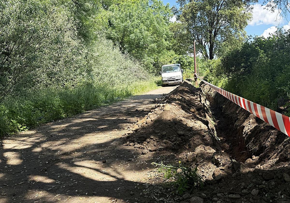 La nueva red de suministro del entorno del kilómetro 4 corre en paralelo al paseo de la Ribera.