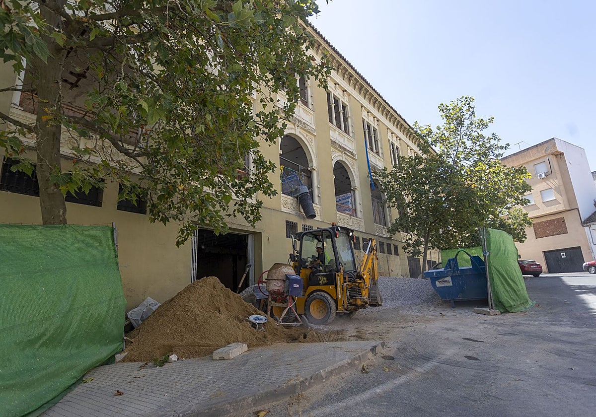 Fachada posterior del centro de salud Plaza de Argel de Cáceres, donde se han reanudado las obras recientemente.