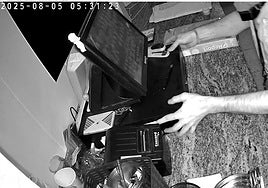 Imagen del hombre que se llevó la caja registradora.