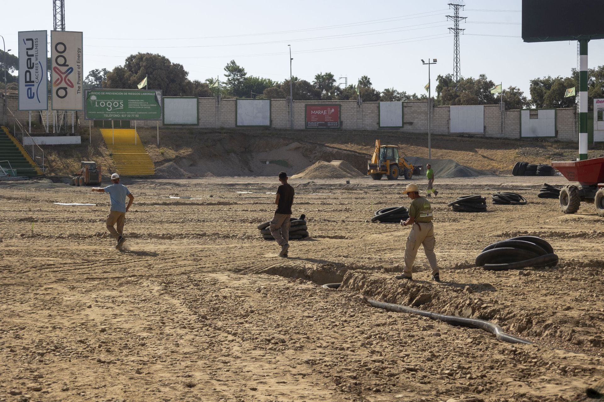 La reforma del estadio cacereño Príncipe Felipe, en imágenes