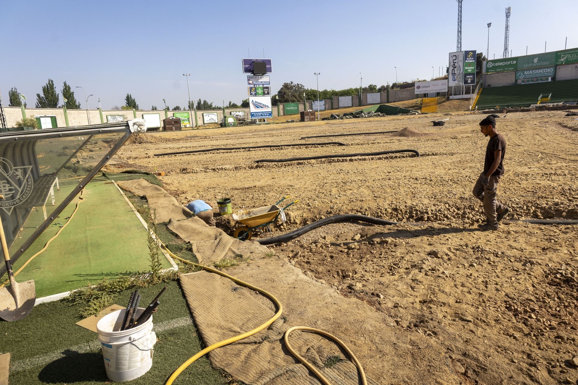 La reforma del estadio cacereño Príncipe Felipe, en imágenes