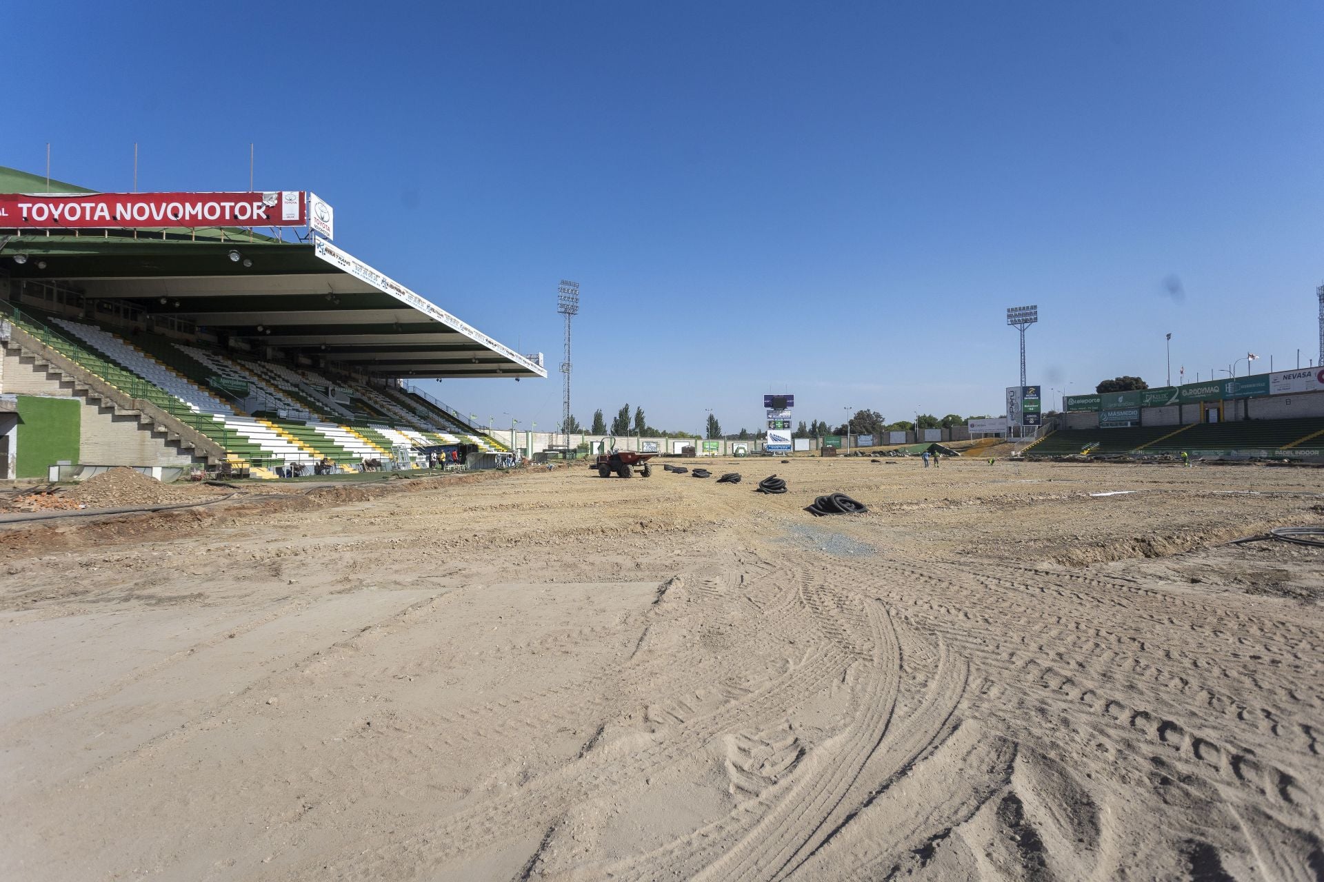 La reforma del estadio cacereño Príncipe Felipe, en imágenes