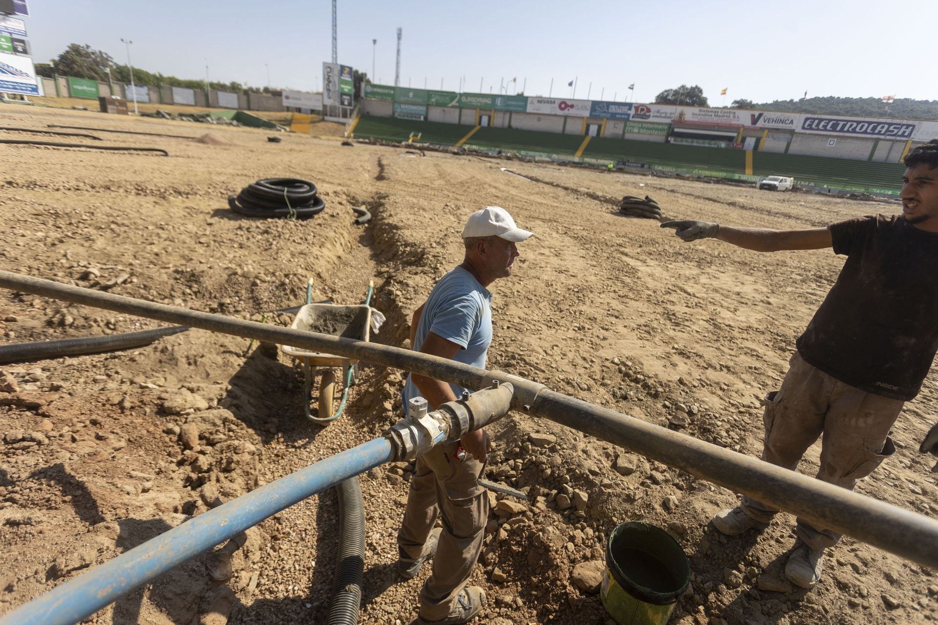 La reforma del estadio cacereño Príncipe Felipe, en imágenes