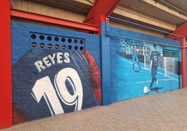 Mural en homenaje a José Antonio Reyes en el Francisco de la Hera.