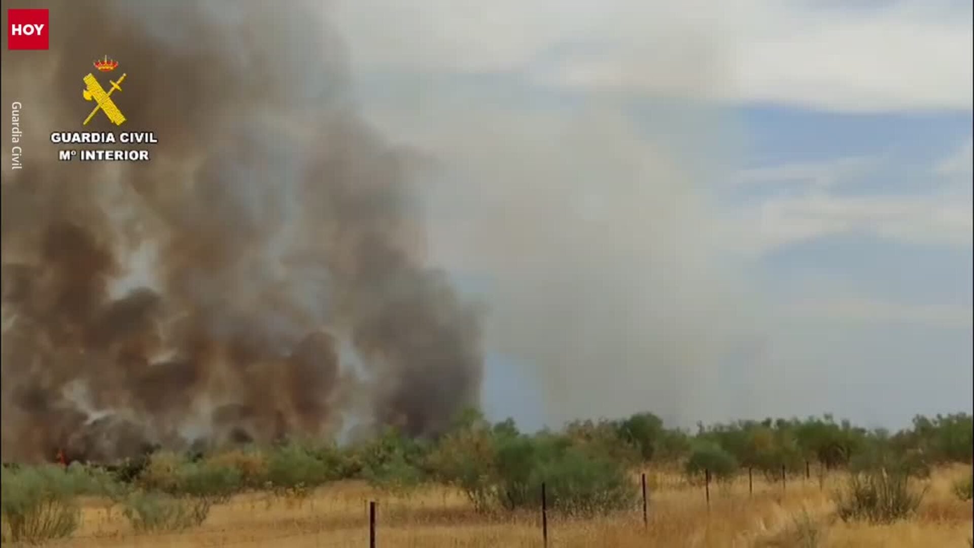 El Infoex da por estabilizado el incendio en Guijo de Galisteo que obligó a cortar una carretera y movilizó 13 medios aéreos