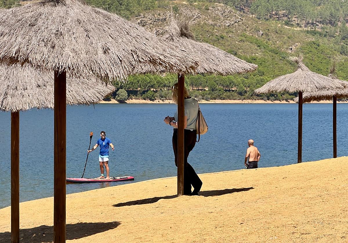En la playa de Cancho del Fresno se puede practicar paddle surf.