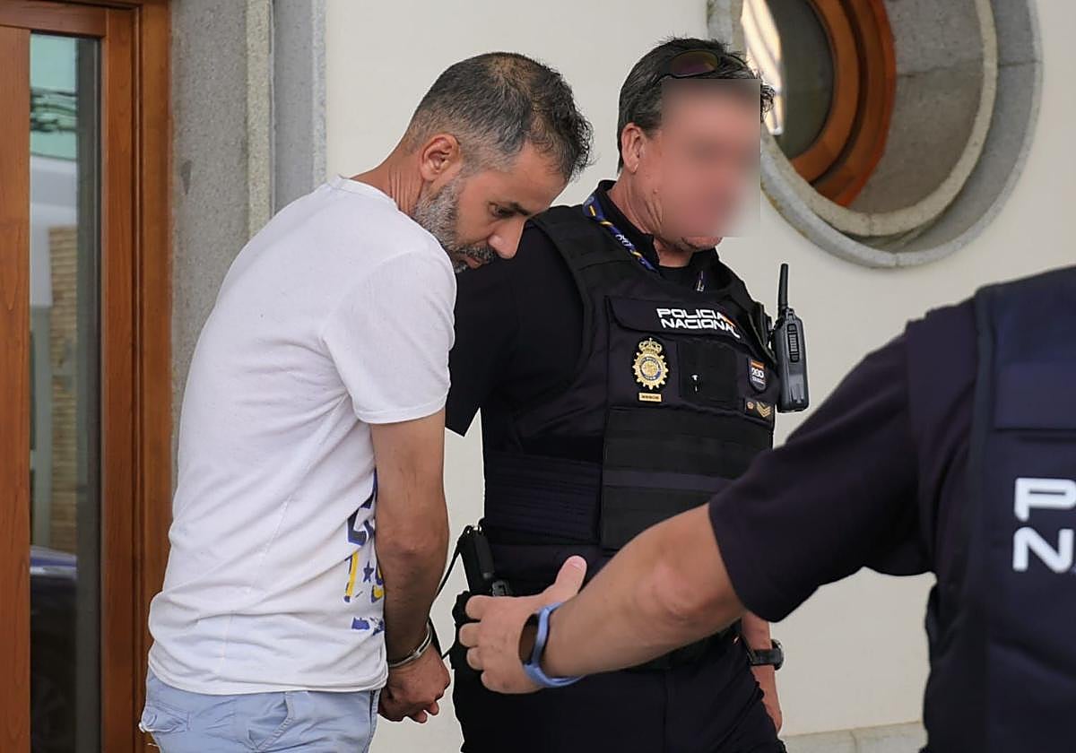 El presunto asesino de Ilhan, a su salida de los juzgados de Don Benito tras declarar ante el juez.