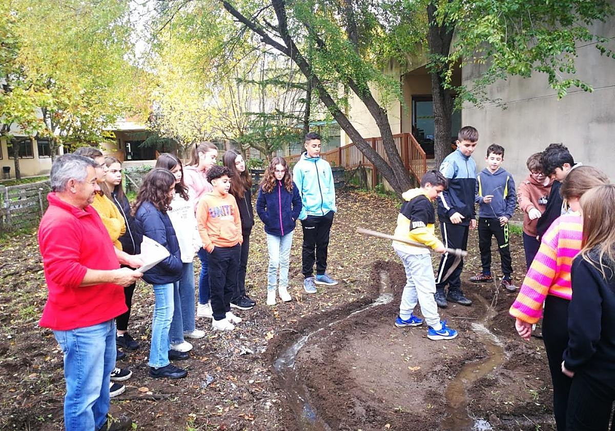 Escolares veratos practicando con los regantes la Siembra de Agua.