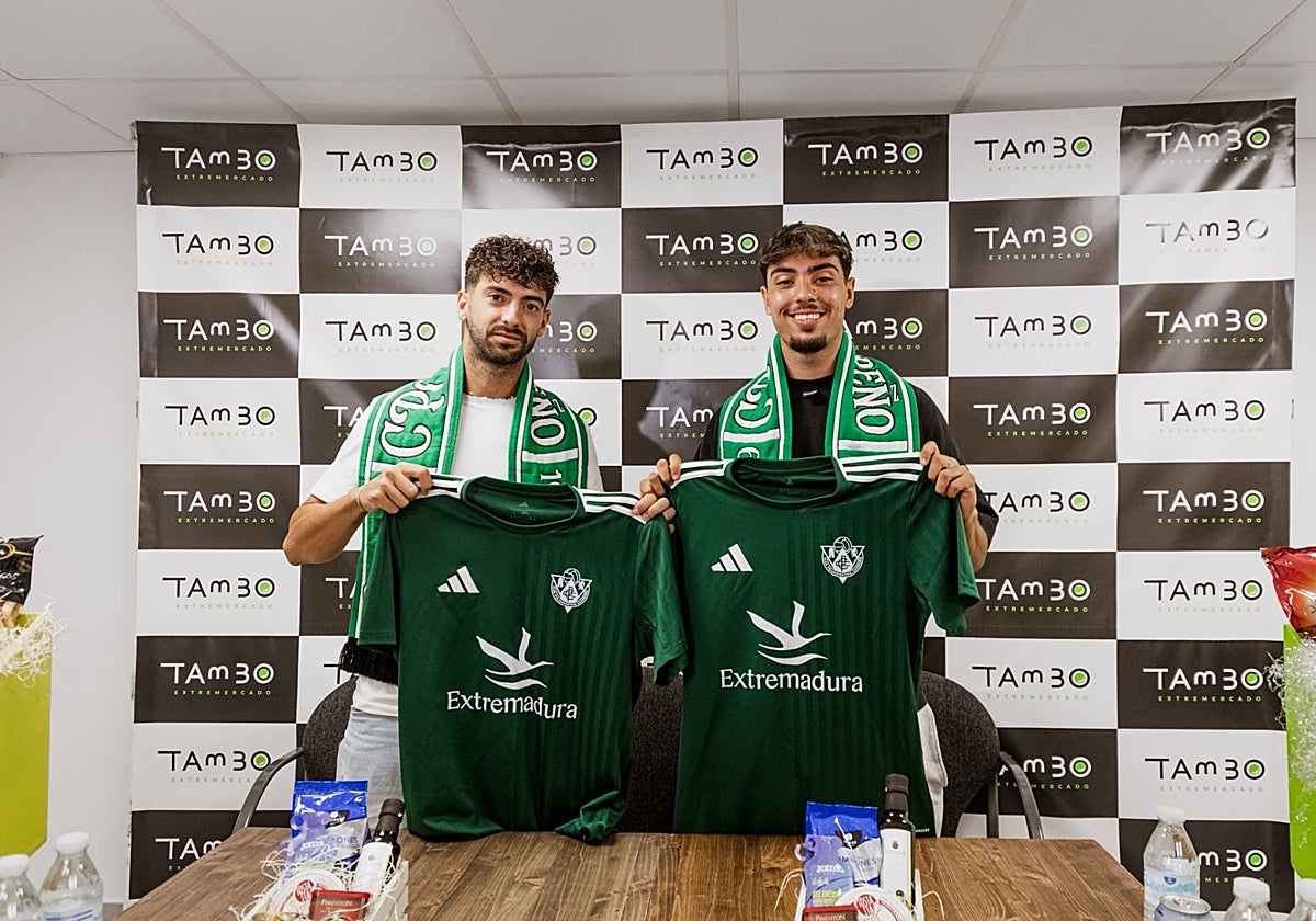 Raúl Sanchís y Oussama El Goumiri, durante su presentación como jugadores del Cacereño.