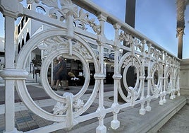 Imagen de la barandilla de la Playa de la Concha, en San Sebastián, que se puede ver en el paseo marítimo de La Antilla.