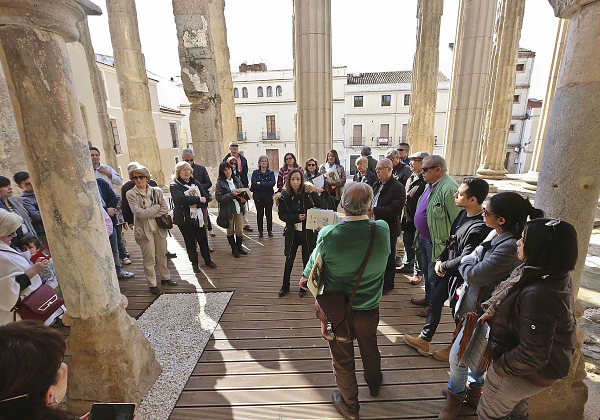 Visita de turistas al palacio de los Corbos, en el Templo de Diana.