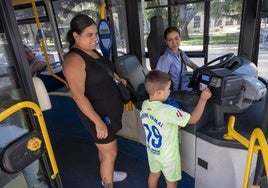 Un menor hace uso del Bono Peque en un autobús de Badajoz.