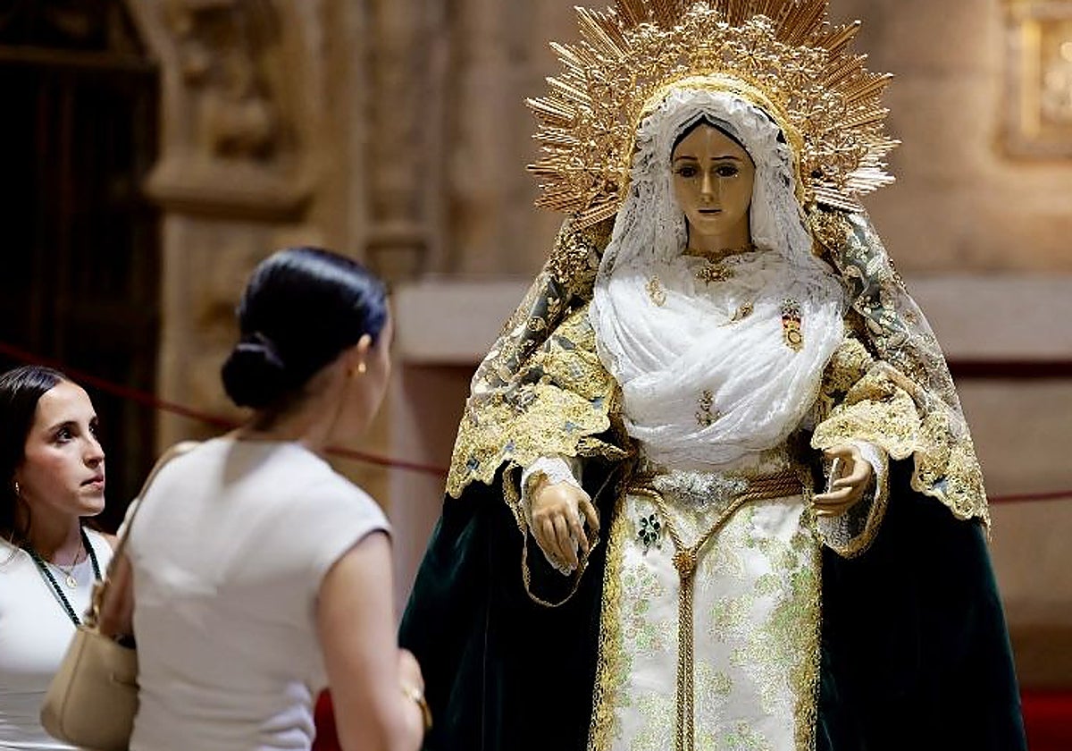 Besamanos de la Virgen de la Esperanza celebrado en julio, antes de su retirada del culto.