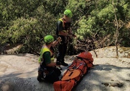 Especialistas del Greim evacúan al herido en la garganta Marta del Valle del Jerte.