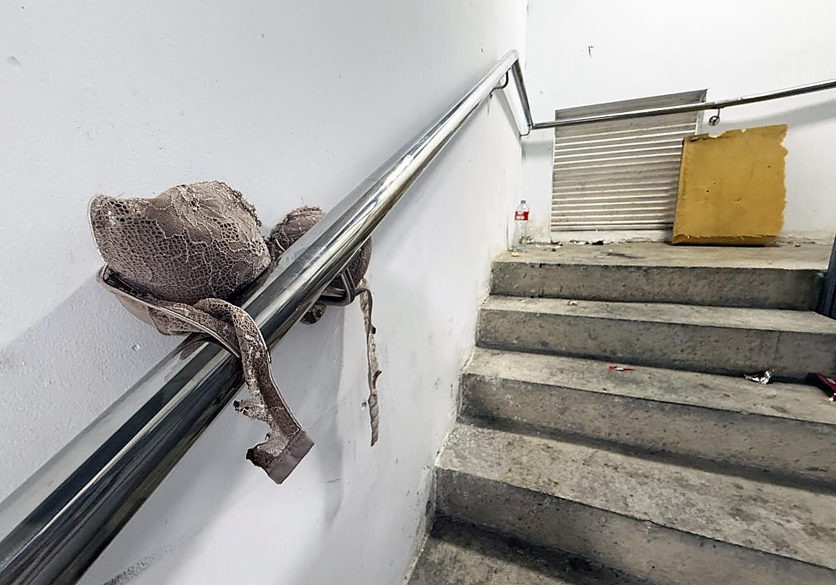 Un sujetador, en la barandilla.