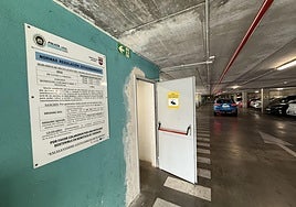 Cartel con las normas de regulación de estacionamiento en la primera planta del parking.