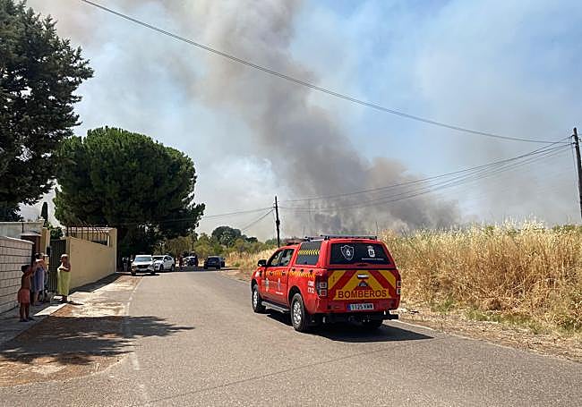 Los bomberos del Ayuntamiento trabajan en la zona.