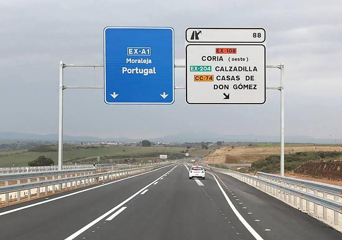 Herida una menor en una salida de vía en la autovía EX-A1 a la altura de Coria