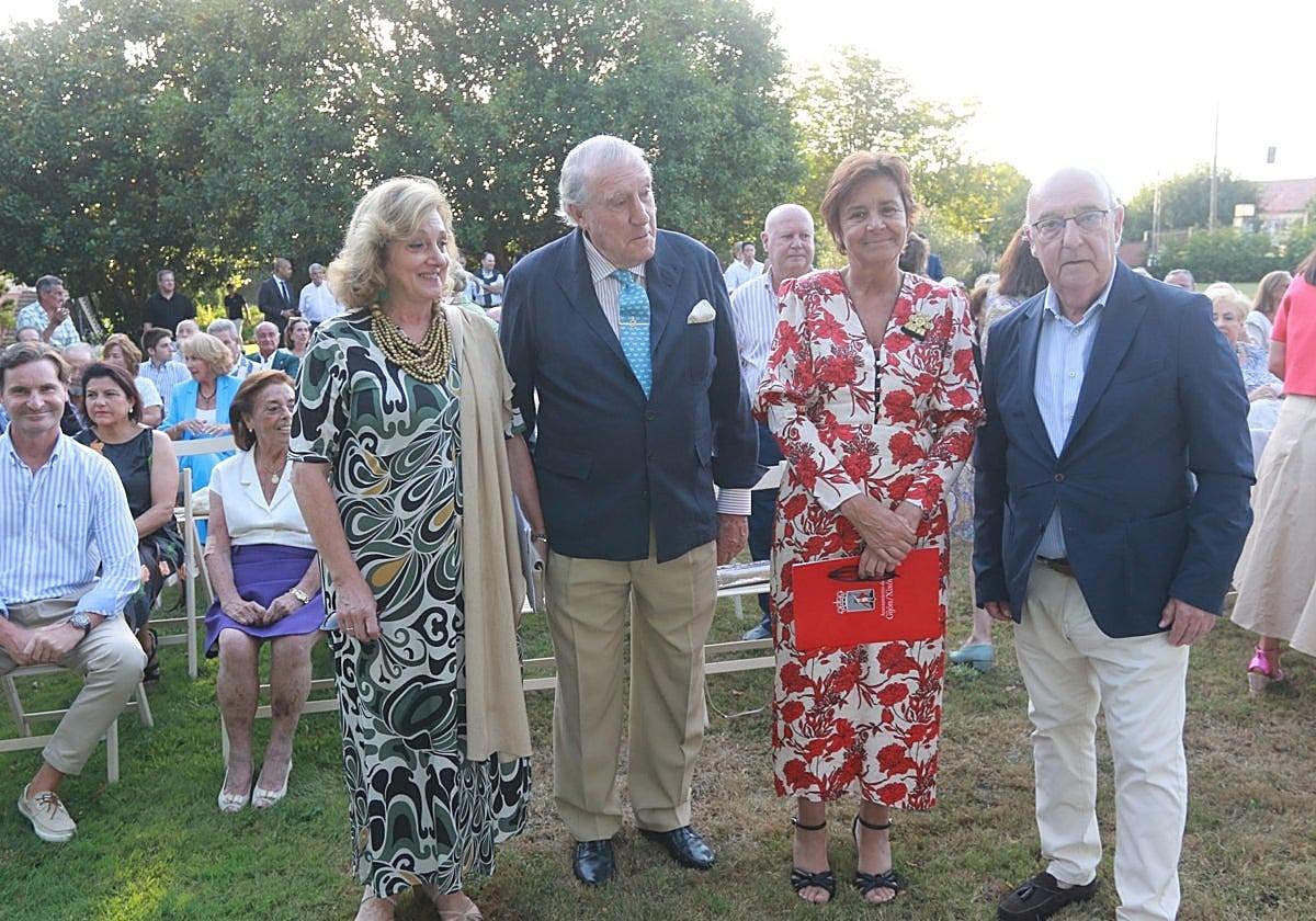 La presidenta de la peña taurina Miguel Ángel Perera, Maritina Medio; el pregonero, Diego García de la Peña; la alcaldesa, Carmen Moriyón, y José Antonio Miyar.