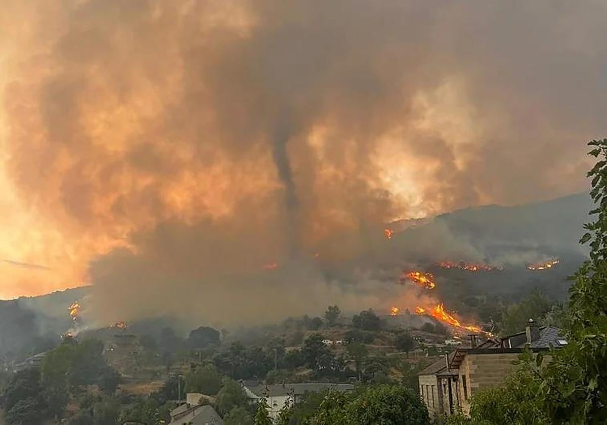 Una tolvanera de humo en el incendio que ha obligado a desalojar Yeres, en la provincia de León.