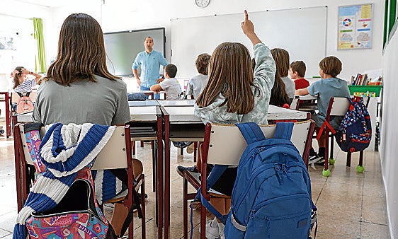 Un profesor imparte clase en una imagen de archivo.