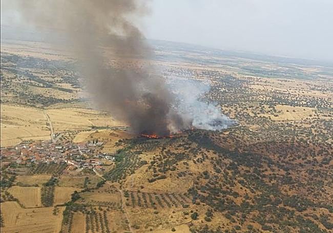 Vista aérea del incendio originado en Navalmoralejo, Toledo