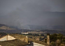 El viento ha complicado el incendio que ya ha calcinado más de 3.000 hectáreas.