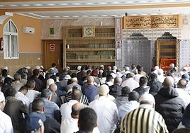Musulmanes durante un rezo en la mezquita de Talayuela.