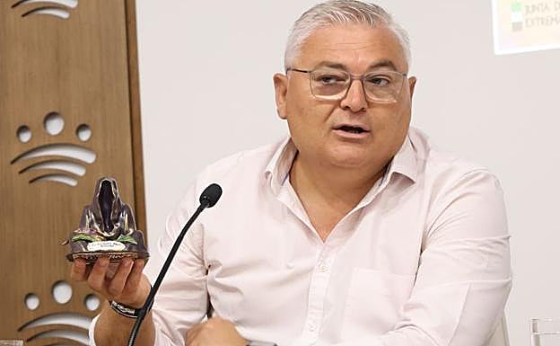 El alcalde, Óscar Díaz, sostiene una figura de la Zaragutía Mora.