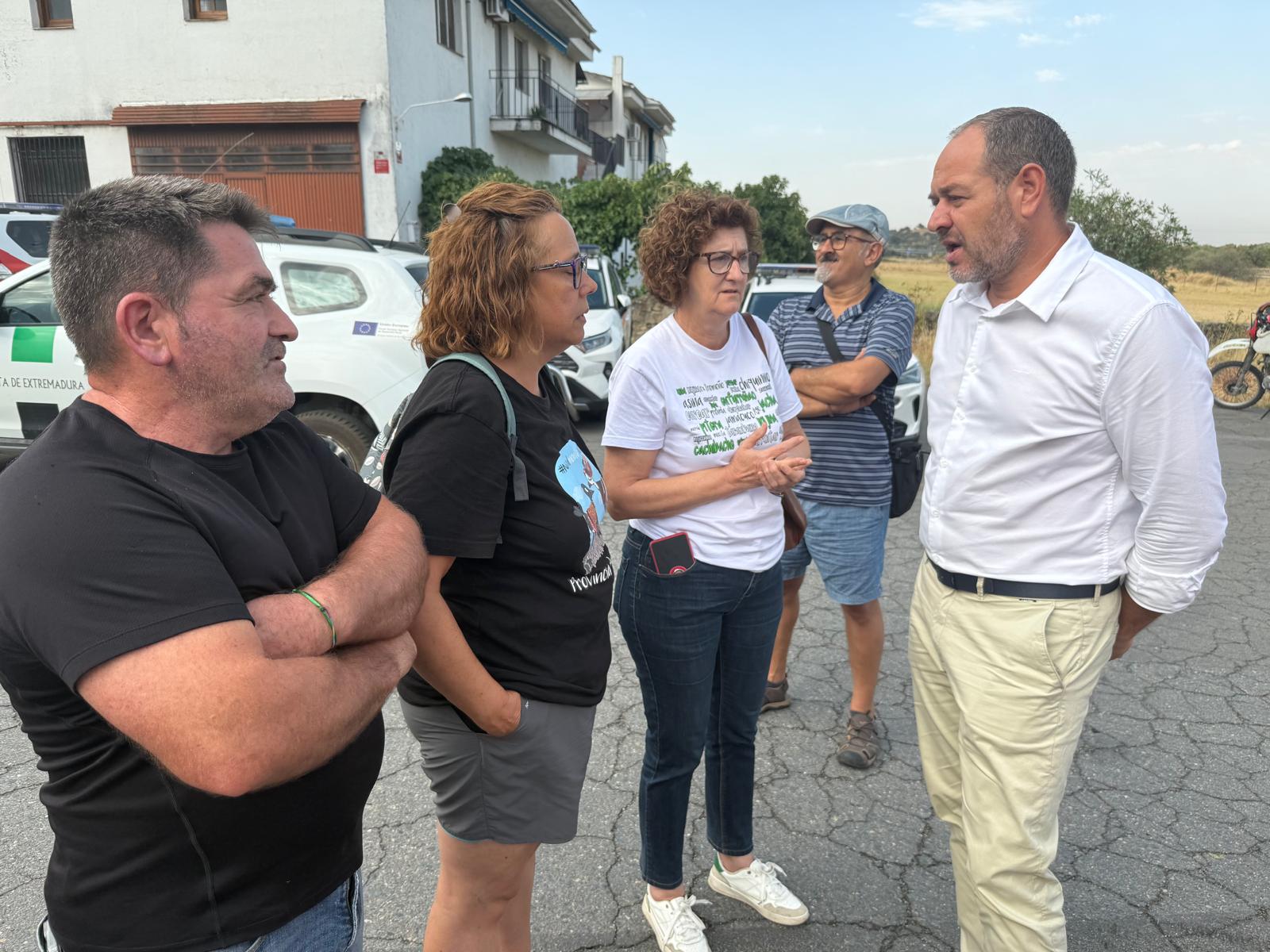 El nuevo consejero de Gestión Forestal con los alcaldes de los tres pueblos evacuados
