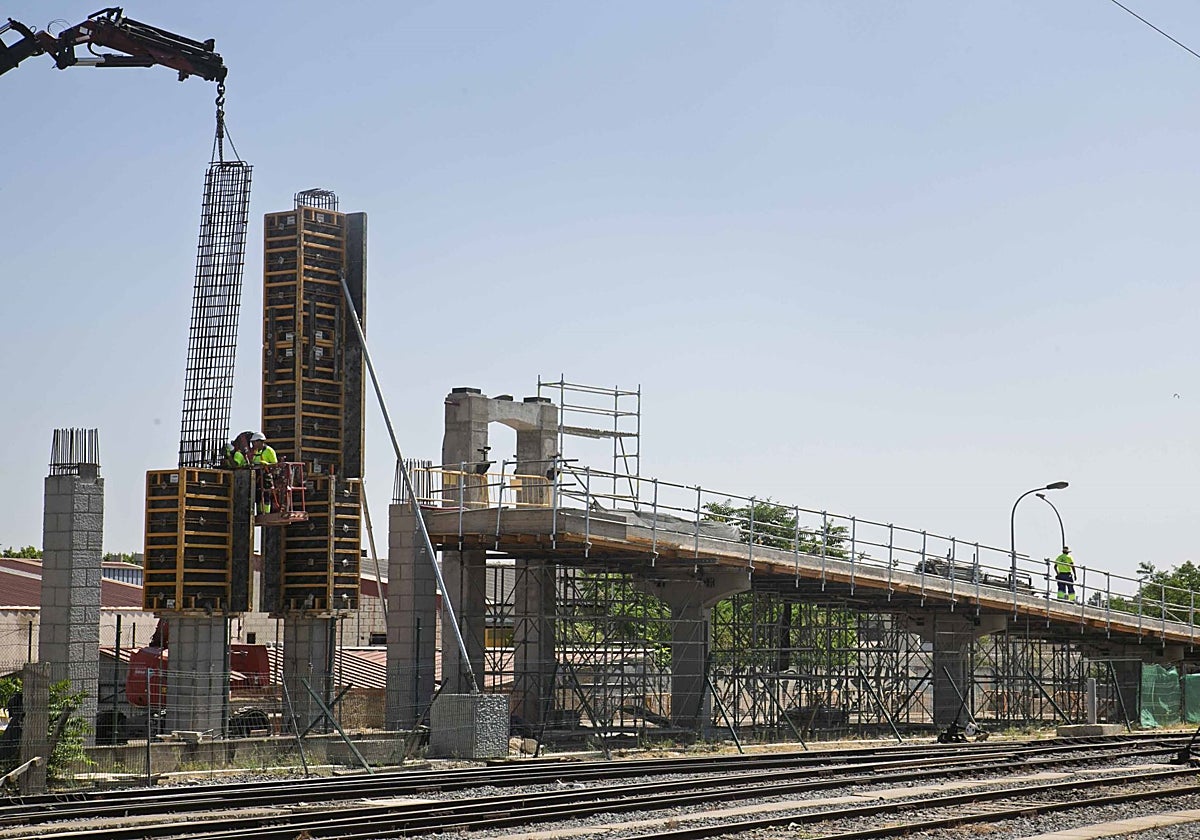 Trabajos de construcción sobre la vía del tren en la estación de Mérida.