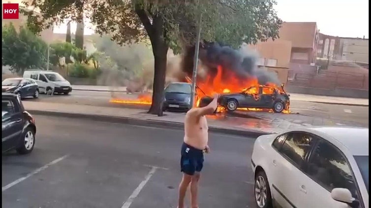 Dos coches calcinados en Plasencia tras un incendio y una colisión